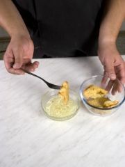 Приготовление блюда по рецепту - Жареное рыбное филе в чесночном соусе. Шаг 5