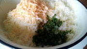Приготовление блюда по рецепту - Кабачковые оладьи с сыром и зеленью. Шаг 1