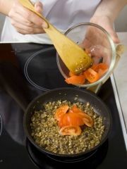 Приготовление блюда по рецепту - Помидоры с грибами. Шаг 2