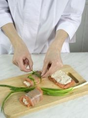 Приготовление блюда по рецепту - Рулетики паровые с зеленым соусом. Шаг 3