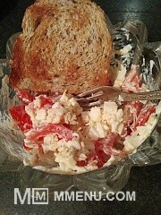 Приготовление блюда по рецепту - Яичный салат с томатами и сыром. Шаг 5