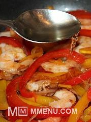 Приготовление блюда по рецепту - Болгарский перец с жареными креветками. Шаг 5