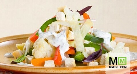 Салат из курицы с овощами