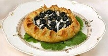Рецепт - Луковый пирог с анчоусами и маслинами