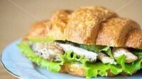 Сэндвич-круассан с курицей и брынзой