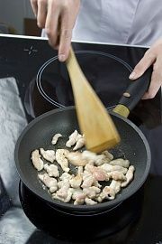Приготовление блюда по рецепту - Теплый салат с курицей и помидорами. Шаг 3