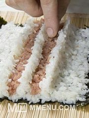 Приготовление блюда по рецепту - Футомаки «Сакуранбо» («Вишенки»). Шаг 2