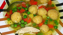 Рецепт - Куриный суп с сырными клёцками и зелёным горошком