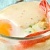 Яйцо в чашке с сыром и креветками