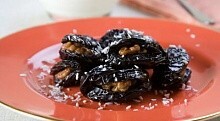 Рецепт - Чернослив с орехами и взбитыми сливками